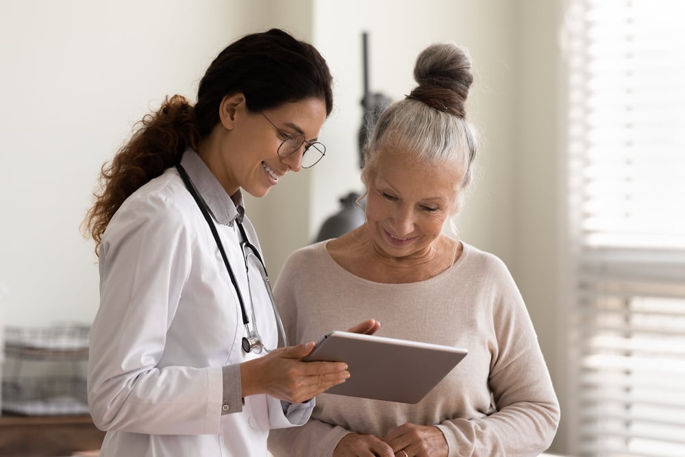 Ärztin berät ihre ältere Patientin zu Alterskrankheiten