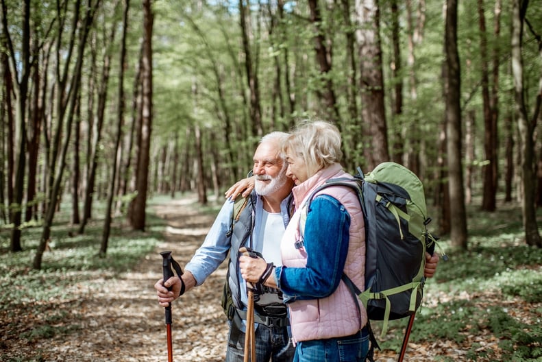 Senioren wandern durch die Natur und andere Beschäftigungen für den Alltag