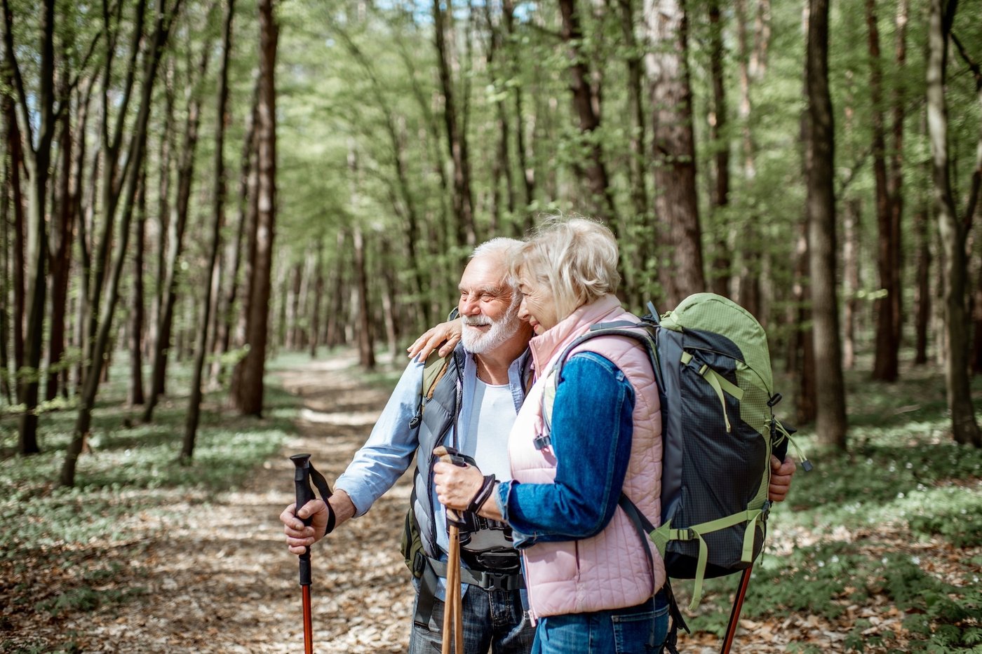 Senioren wandern durch die Natur und andere Beschäftigungen für den Alltag