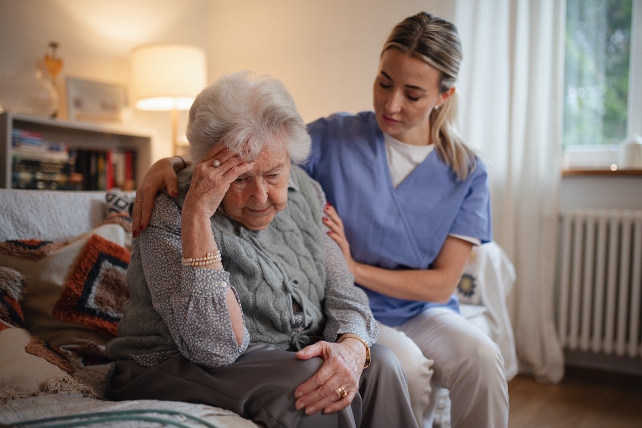 Eine Seniorin mit Demenz und ihrer Pflegefachkraft