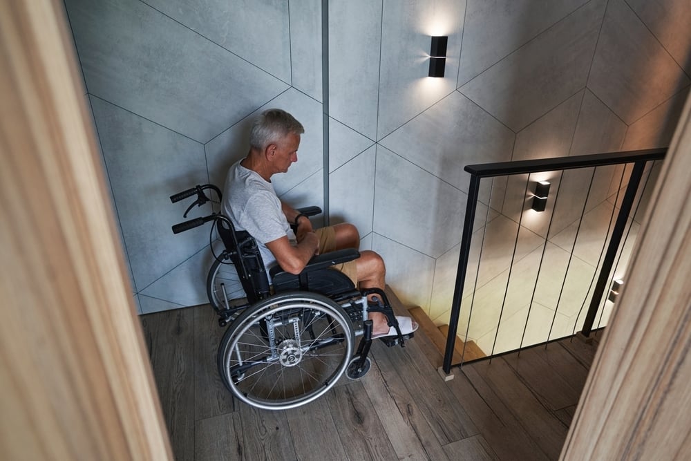 Hausnotruf_bei_Demenz_Person_im_Rollstuhl