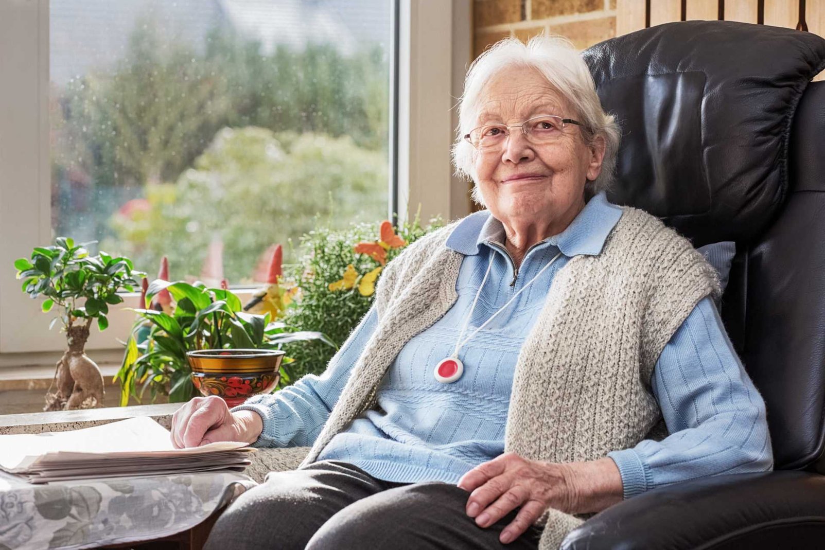 Seniorin hat einen Notrufknopf für Zuhause