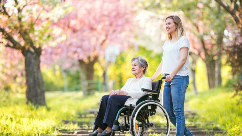 Seniorin mit einbeschränkter Mobilität genießt ihre Unabhänigkeit