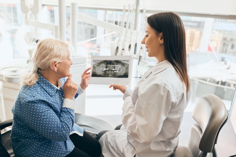 Alte Dame sitzt wegen Karies beim Zahnarzt