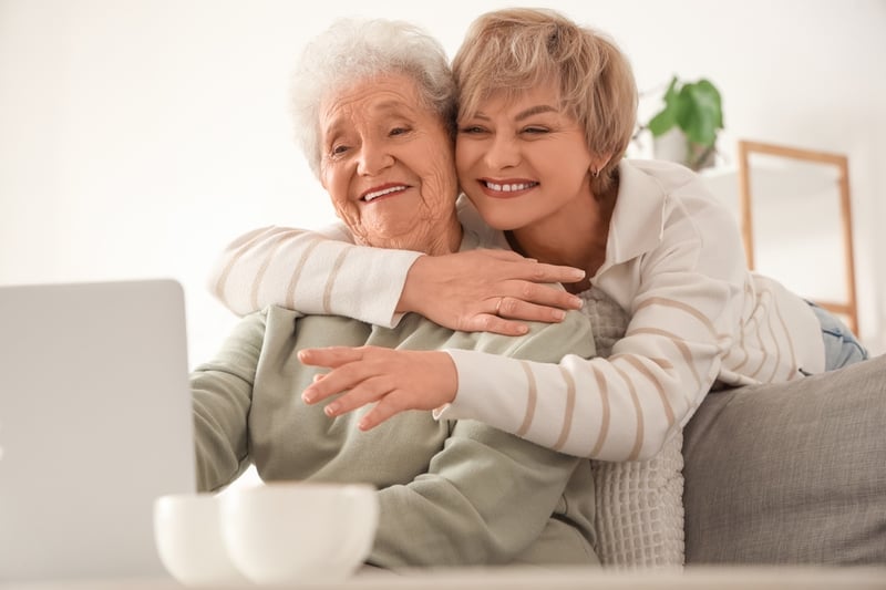Mutter und Tochter freuen sich über das Pflegegeld 2026