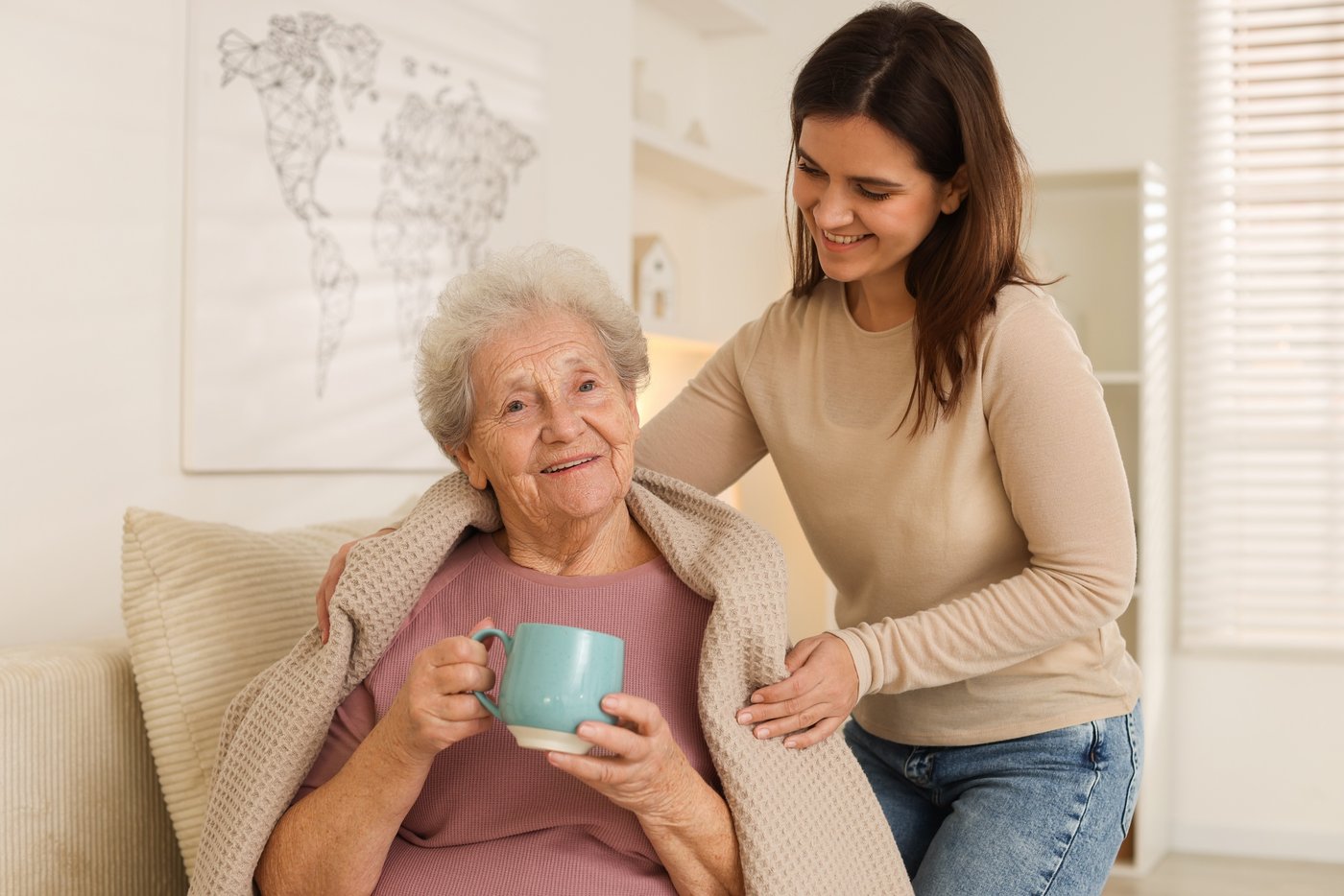 Enkelin, die ihrer Großmutter zuhause hilft