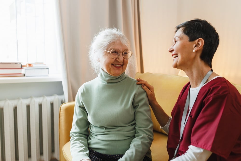 Pflegeberaterin bespricht mit einer Seniorin die Organisation der häuslichen Pflege.