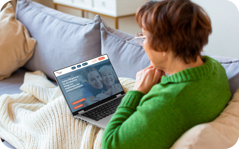 Frau absolviert einen Online-Pflegekurs am Laptop