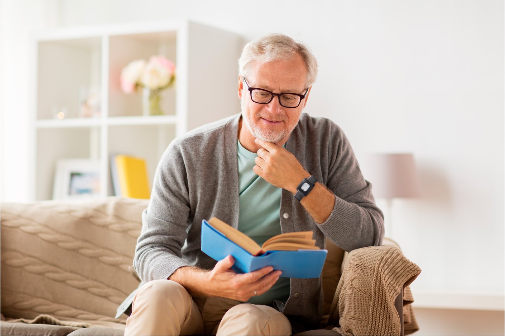 Alter Herr informiert sich über den Pflegekassenzuschuss Hausnotruf