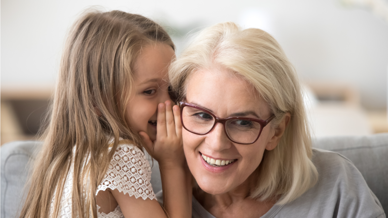 Ältere Dame versucht Enkelin zu verstehen